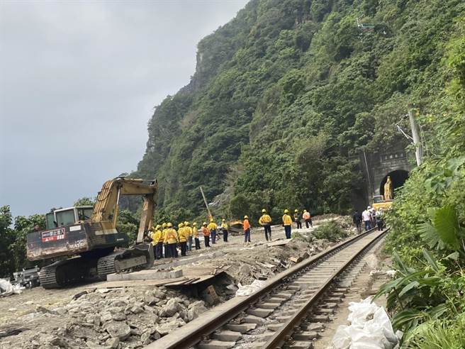 機務搶修隊今天清晨已將卡在清水隧道口的第3車廂拖出。（羅亦晽攝）