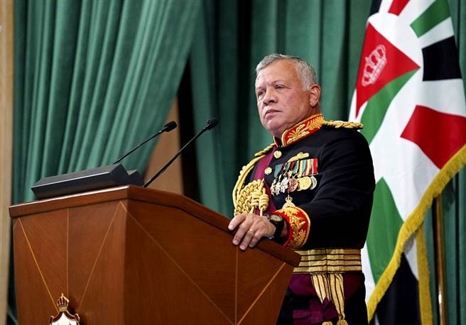 约旦3日传出阻止一场推翻国王阿布杜拉二世（King Abdullah II）（上图）的政变行动，逮捕至少20人，包含一名王室成员，前王储汉札（Prince Hamzah bin Hussein）遭到软禁。（资料照／美联社）