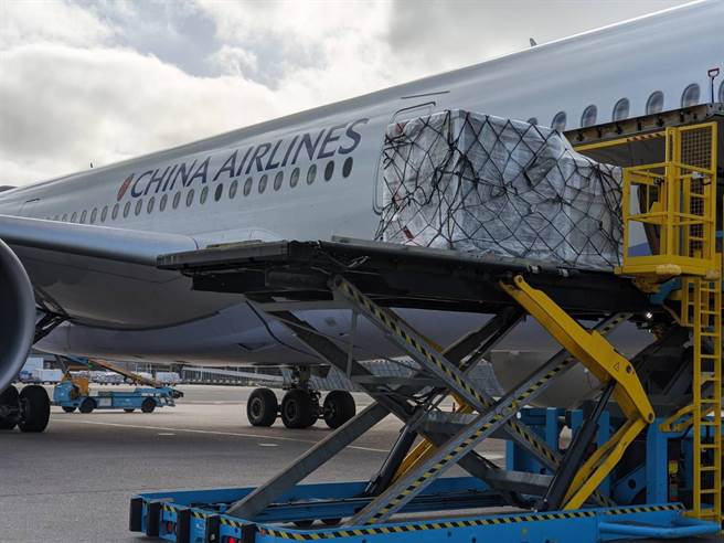 華航CI074班機在阿姆斯特丹機場裝載19.92萬劑AZ（AstraZeneca）疫苗上貨艙。（華航提供／陳祐誠傳真）