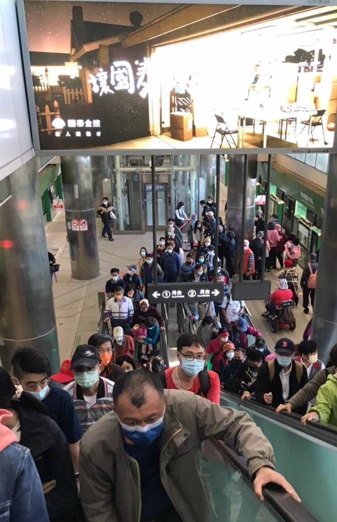 台中捷运绿线试营运期间很多民眾搭乘，连带动捷运周边商业发展。（卢金足摄）