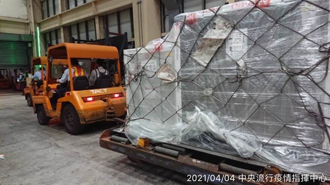 COVAX首批19.92万剂AZ疫苗抵台。(指挥中心提供)