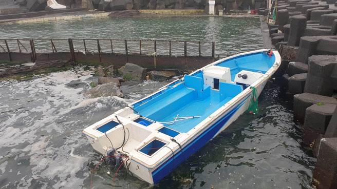 海巡人员在外海发现船舶，合力将其拖入港内。（陈彩玲摄）