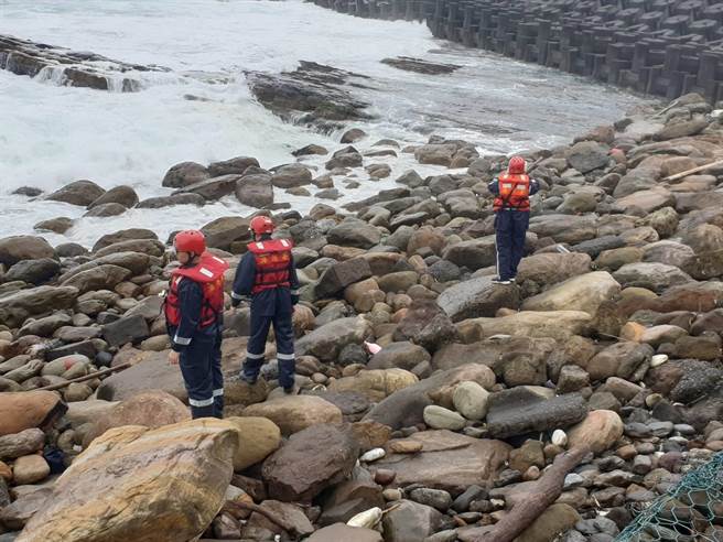 海巡、消防人员投入救援。（翻摄照片／陈彩玲基隆传真）