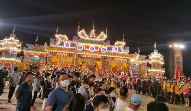 後勁武聖宮3日晚間舉行廟會活動，吸引許多民眾參加。（翻攝照片／林瑞益高雄傳真）