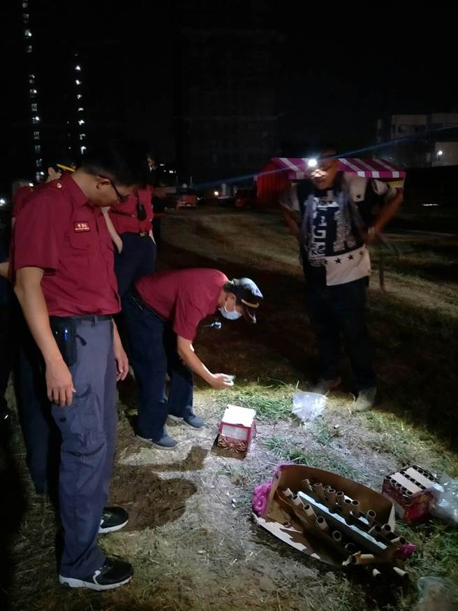 後勁武聖宮3日晚間逾時施放煙火擾民，高雄市消防局人員到場了解煙火施放狀況。（翻攝照片／林瑞益高雄傳真）