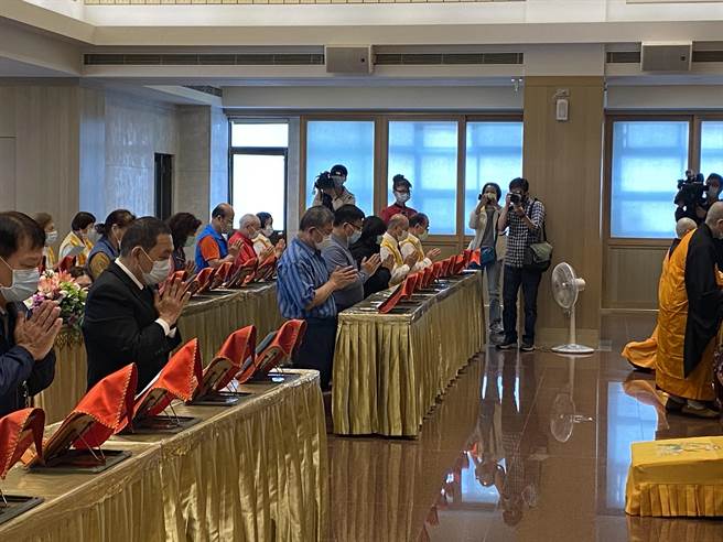新北市长侯友宜4日上午前往佛光山择善寺出席超荐祈福法会，新北市议长蒋根煌、新北市顾问蔡家福和新庄区数位里长也陪同参加（戴上容摄）
