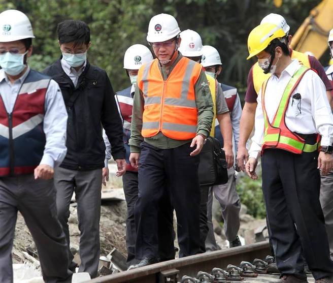 交通部長林佳龍4日再次赴台鐵太魯閣號在花蓮撞工程車出軌意外現場巡視，了解現場救援情況後，向媒體表示，現在不是談個人去留的時候，在救災告一段落後，會負起該負的責任。（鄭任南攝）