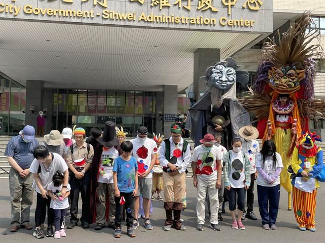 南部反空污大联盟等公民团体将于4日下午1时举行反空污游行，相关单位特别在高雄市政府举办行前记者会，相关人员也在记者会中向台铁太鲁阁号的罹难者默哀1分钟。（洪浩轩摄）