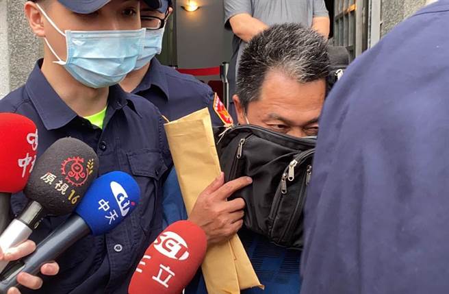 李義祥昨天交保後走出地院，用包包遮臉不發一語，花蓮高分院法官今裁定「撤銷交保」（羅亦晽攝）