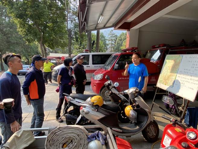 中央山脈南一段傳出意外，消防局人員準備上山搜救事宜。（翻攝照片／林瑞益高雄傳真）