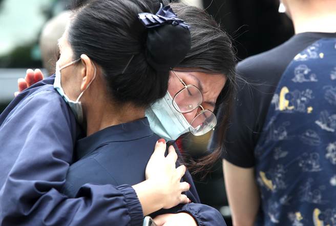 台鐵太魯閣號在花蓮撞工程車出軌意外，4日現場仍有罹難家屬到現場招魂，傷心的家屬禁不住與陪伴的人員擁抱痛哭。（鄭任南攝）