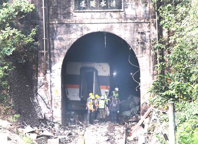 台鐵太魯閣號在花蓮撞工程車出軌意外，4日現場在第三節車廂拖走後，工作人員與鑑識人員再次進入隧道，了解事故原因。（鄭任南攝）