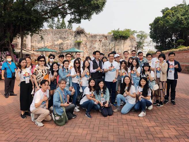 前总统马英九率「大九学堂」60名青年学生参访台南安平。（洪荣志摄）
