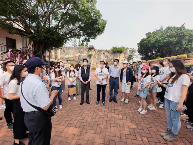 前总统马英九与「大九学堂」60名青年学生听取安平古堡的解说。（洪荣志摄）
