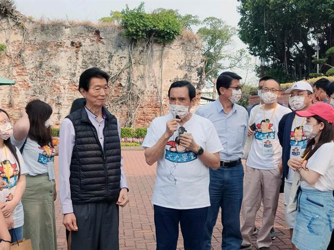 前总统马英九率「大九学堂」青年学生参访安平时，前驻美代表沈吕巡（左）也特地陪同。（洪荣志摄）