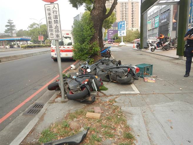 机车骑士被开宾士的女驾驶撞飞，机车还衝上人行道波及路边停放2辆机车。（民眾提供／卢金足台中传真）