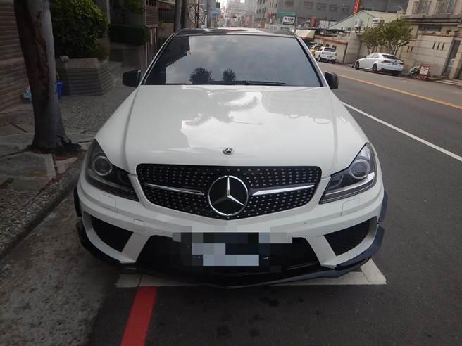 台中市西屯区台湾大道四段工业区一路口4日上午8时许发生一起宾士车女驾驶，从快车道转入慢车道时，碰撞一辆机车。（民眾提供／卢金足台中传真）