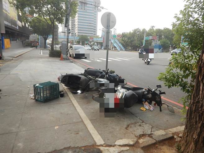 机车骑士被开宾士的女驾驶撞飞，机车还衝上人行道波及路边停放2辆机车。（民眾提供／卢金足台中传真）