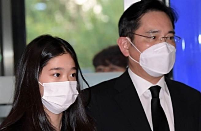 李元珠出席爷爷李健熙丧礼，即使戴着口罩仍难掩出色气质。(图／翻摄自韩网)