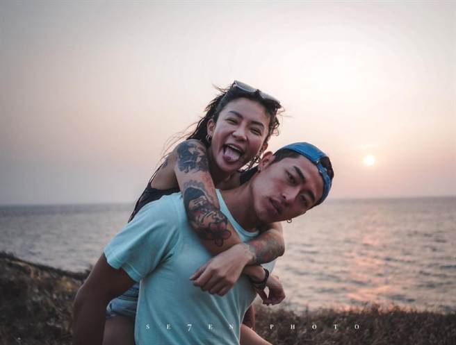 梁云菲和同志友人互动亲密，索性搞笑发问两人配不配。（图／IG@nanaliangbadgal）