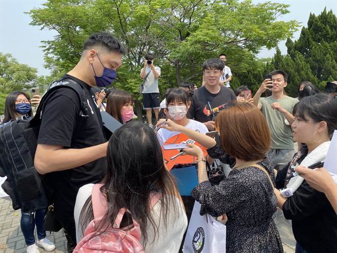 田垒才一抵达球场，就在大门口外面围堵到差点进不来。(黄及人摄)