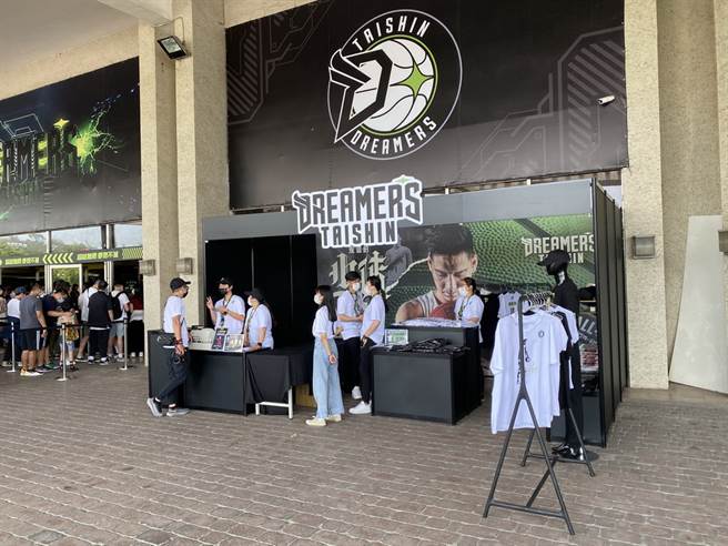 大门口旁边的田垒退役周边商品贩卖区。(黄及人摄)