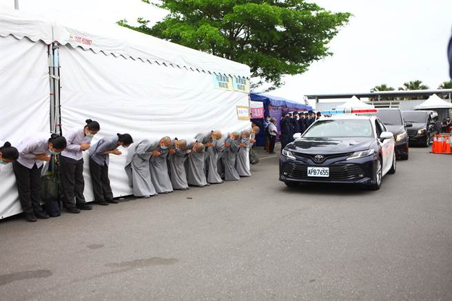 陳小妹遺體4日完成修復後交給家屬，警車護送遺體返家。（張立勳攝）