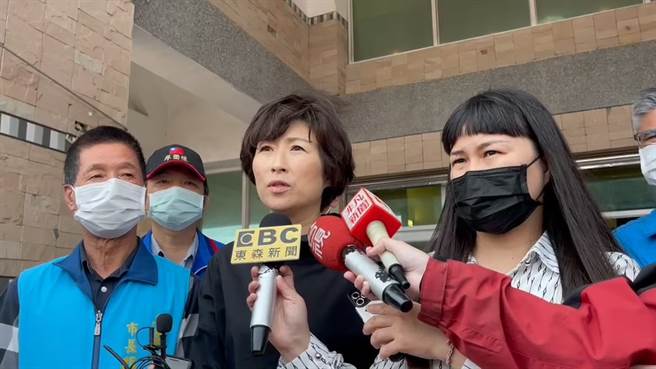 台东县长饶庆铃（中）对各界爱心致谢，并公布台东县救助捐款帐号。（蔡旻妤摄）