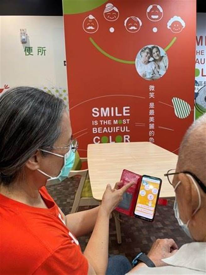 台中市卫生局创新推出的「台中市长照即时通App」E化升级，推线上申请帐号服务。（台中市卫生局提供／张妍溱台中传真）