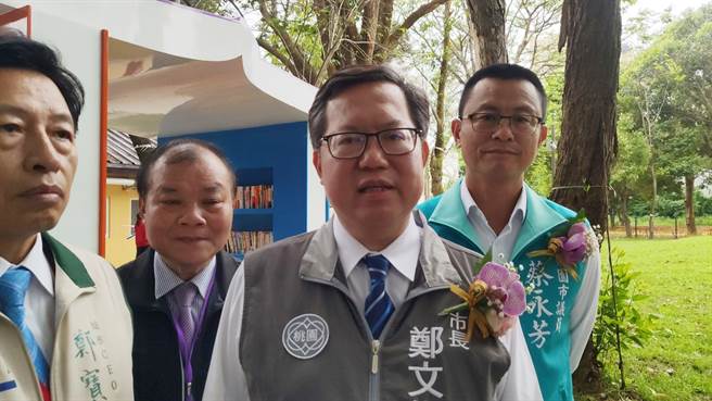 桃园市长郑文灿（右二）宣布捐出1个月薪资。（赖佑维摄）