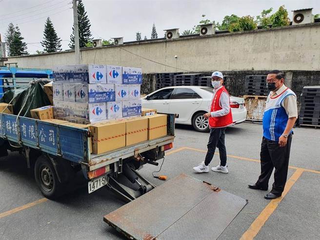 家乐福宣布捐助轻便雨衣、口罩、麵包、矿泉水、泡麵等物资，分别到殡仪馆及花莲消防局。（图／业者提供）