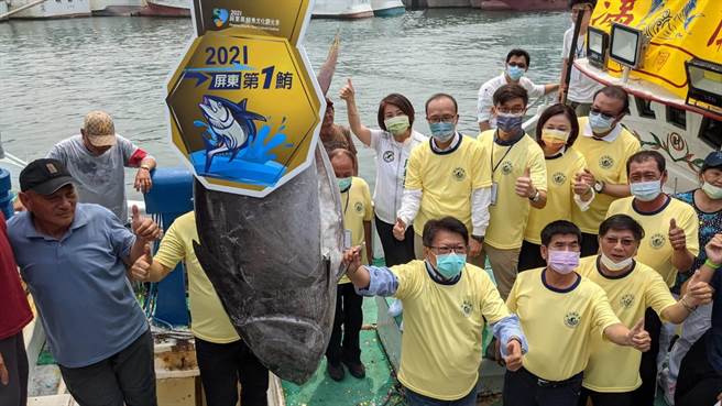 屏东第一鲔4日拍卖，最终以每公斤1万元、总价193万元由飨宾餐旅事业标得，单价首度达「万」，创歷史新高。（潘建志摄）