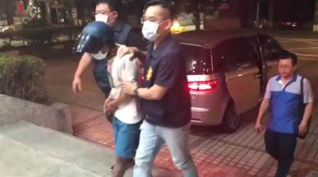 抢夺金项链的吴姓男子落网被带回警局。（翻摄照片／曹明正高雄传真）