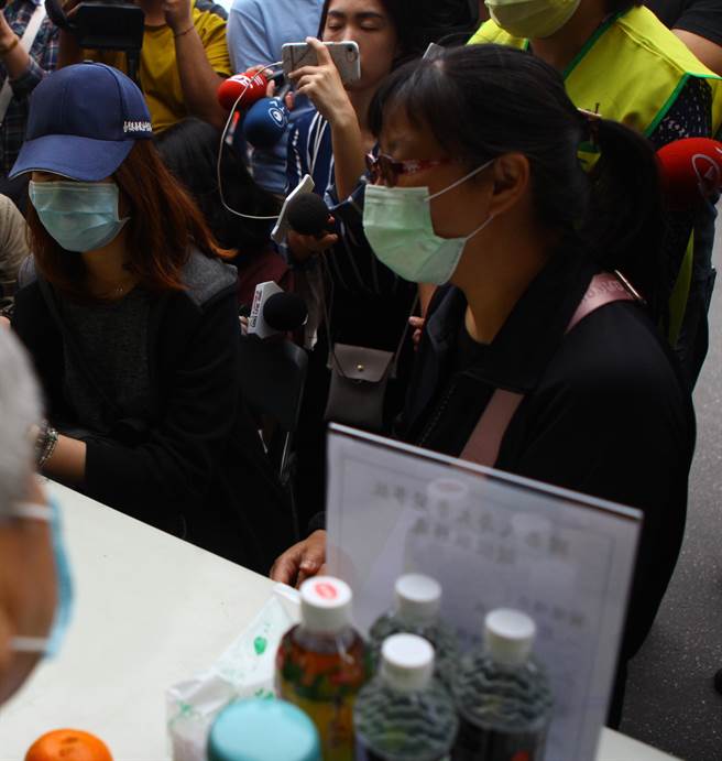 台铁太鲁阁号出轨意外，罹难的司机员袁淳修妻子（前左）与姊姊（前右）4日赴花莲市立殡仪馆，与保险公司洽谈后续理赔。（张立勋摄）