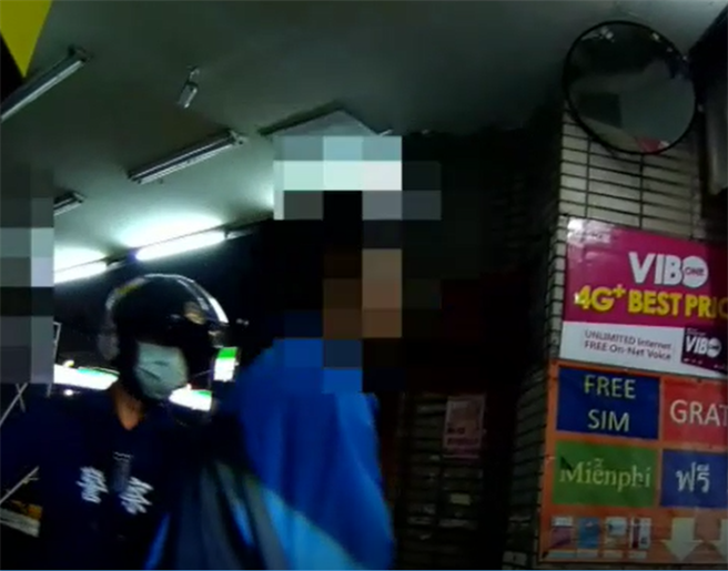 警方巡邏見到3名外籍移工發生衝突，立即趨前制止並將人帶回偵辦。（民眾提供／林欣儀台中傳真）