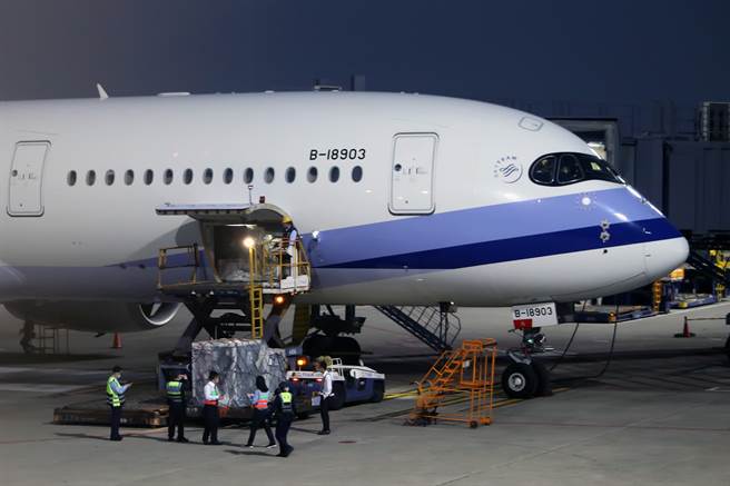 19.9万剂疫苗12日后开打，专家忧心疫苗剩不到49天就要到期了。图为首批由COVAX平台订购的19.92万剂AZ疫苗，4日清晨运抵桃园国际机场。（资料照 陈麒全摄）