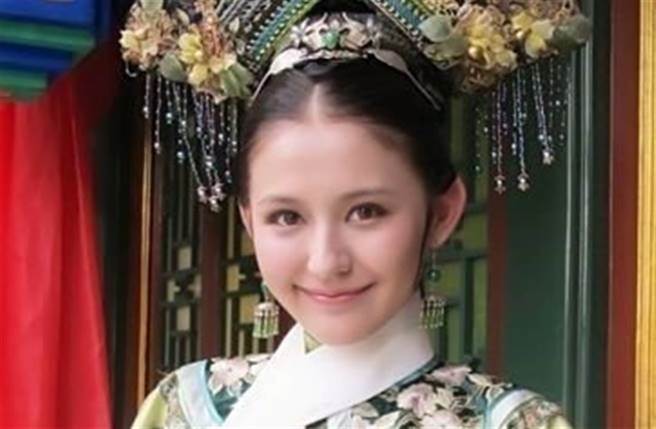 热依扎以宫廷剧《后宫甄嬛传》饰演寧嫔闯出知名度。（图／取材自新浪娱乐微博）