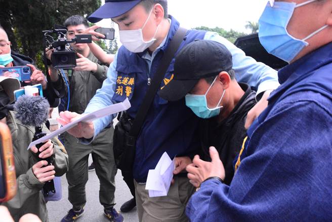 李义祥被刑警并带往地院开庭重裁。（王志伟摄）