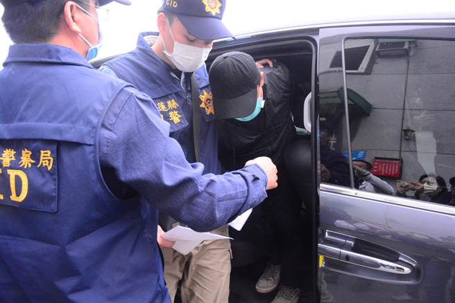 李義祥被刑警並帶往地院開庭重裁，刻意壓低帽子。（王志偉攝）