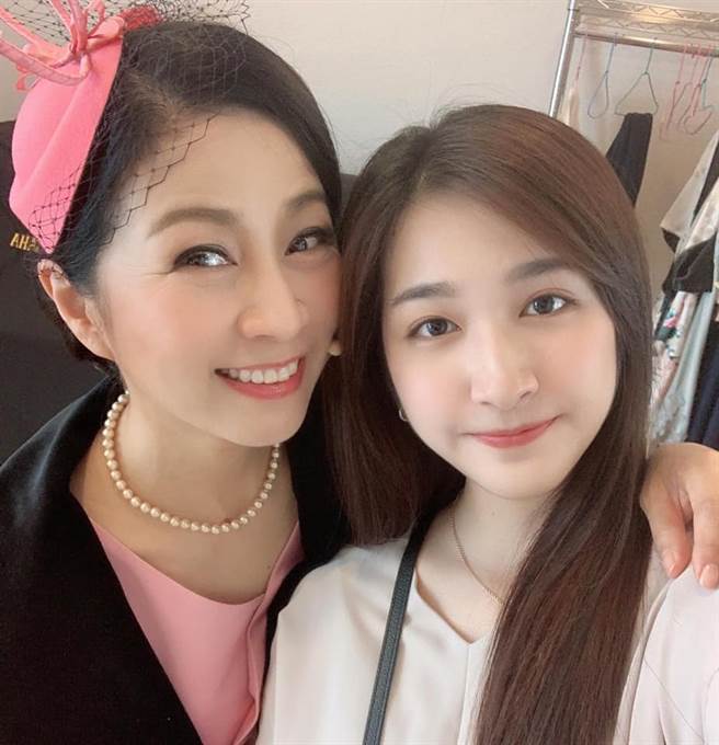 齊薇來看媽媽方文琳的舞台劇。（圖／FB@齊薇）