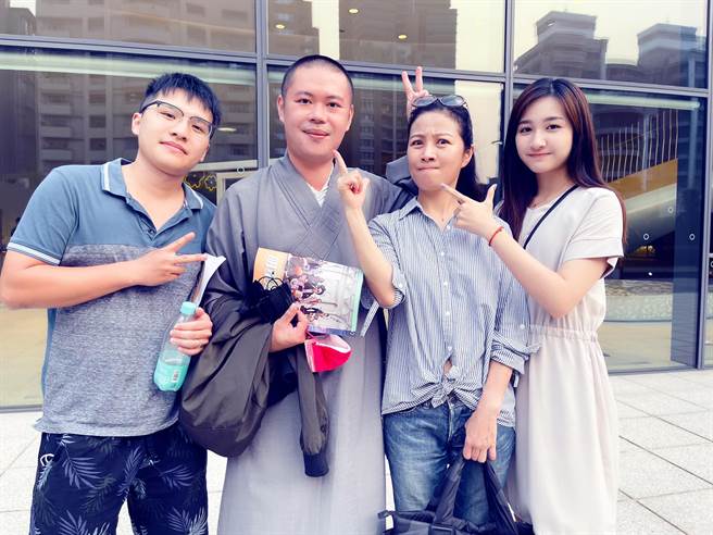 方文琳的親戚和女兒到場支持她演出的舞台劇。（圖／FB@齊薇）