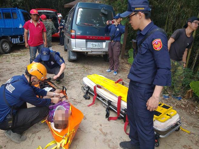 一名7旬老翁独走瑞太古道不慎摔落边坡，警、消抄捷径救人。（翻摄照片／张亦惠嘉县传真）