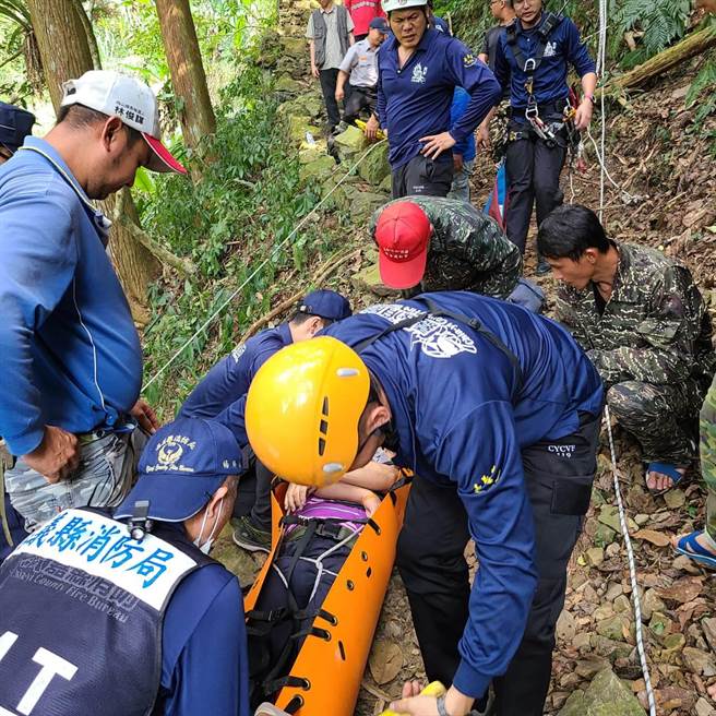一名7旬老翁独走瑞太古道不慎摔落边坡，警、消抄捷径救人。（翻摄照片／张亦惠嘉县传真）