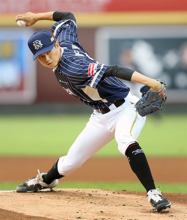 中职乐天桃猿3日出战中信兄弟，乐天桃猿黄子鹏担任先发投手。（资料照，范扬光摄）