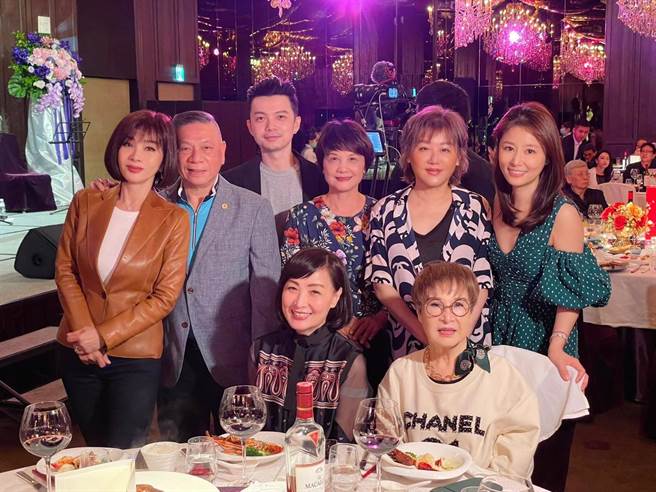 林心如開心與陳美鳳、藍心湄、寶媽等人合照。（圖／取材自陳美鳳 MeiFen臉書）