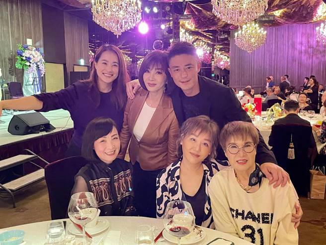 霍建華開心與陳美鳳、藍心湄、寶媽等人合照。（圖／取材自陳美鳳 MeiFen臉書）