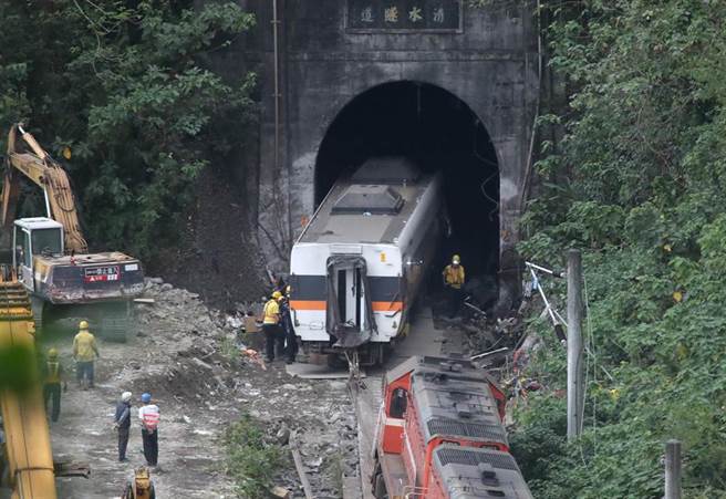 太鲁阁号2日发生出轨意外，造成50人死亡，近200人轻重伤，对此，一名急诊护理师就分享，她在急诊室看到的揪心画面。（郑任南摄）