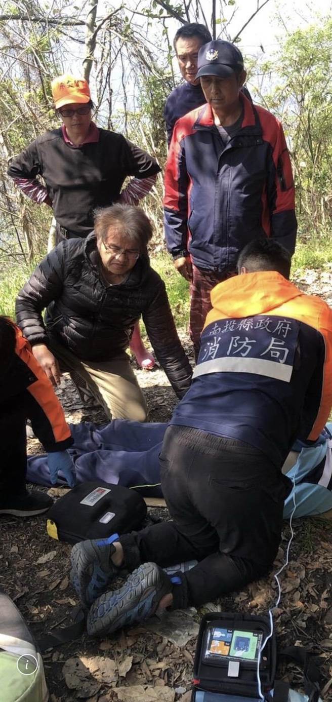 仁爱乡农民心肌梗塞，警消人员到场救护。（仁爱警分局提供／廖志晃南投传真）