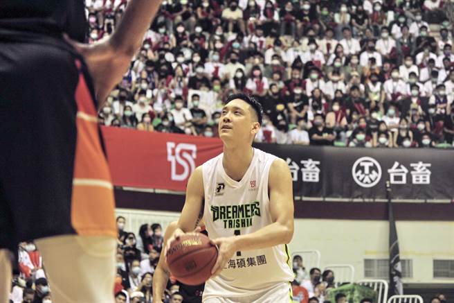 「少侠」田垒正式打完生涯最后一场例行赛宣告退休。(黄及人摄)