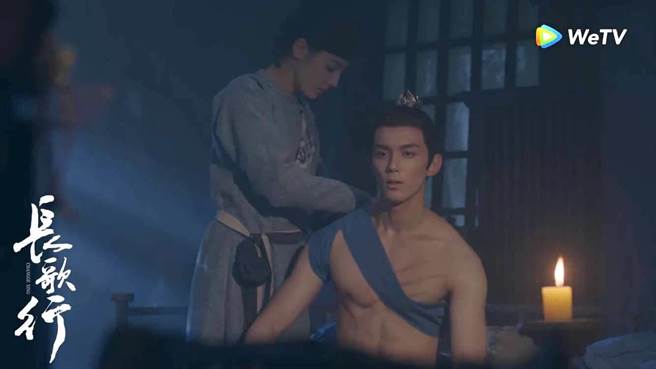 吴磊在《长歌行》露出精实好身材。（WeTV提供）